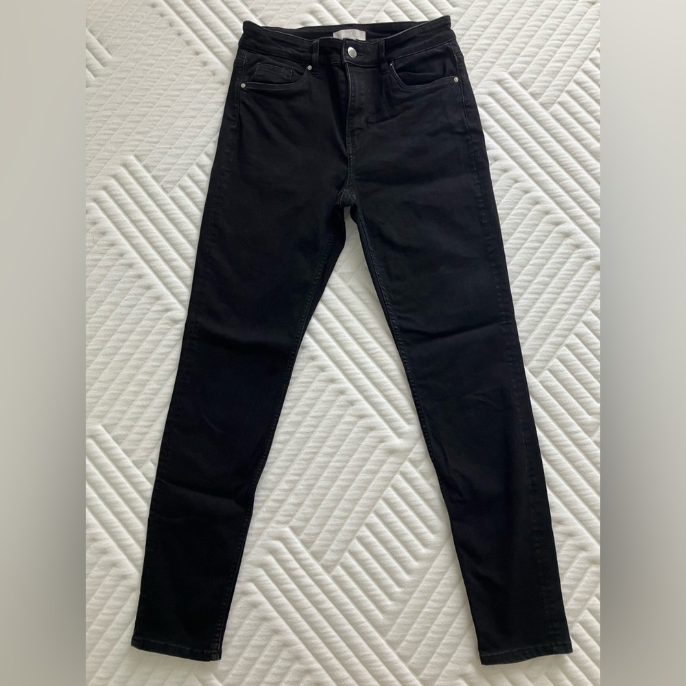 H&M skinny black jean size 6. Fits like a 4. Very comfortable as it stretches.